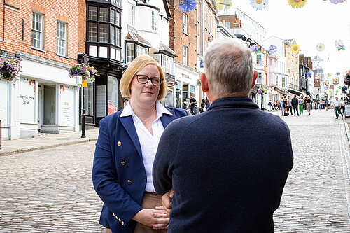 Zöe Listening High Street